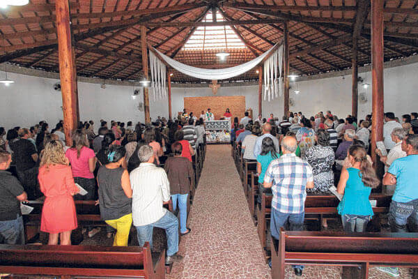 Lina Bo Bardi: Igreja Divino Espirito Santo do Cerrado (interior)