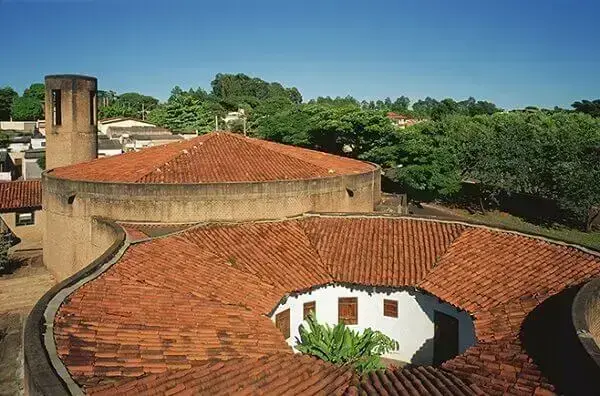 Lina Bo Bardi: Igreja Divino Espirito Santo do Cerrado (vista aérea)