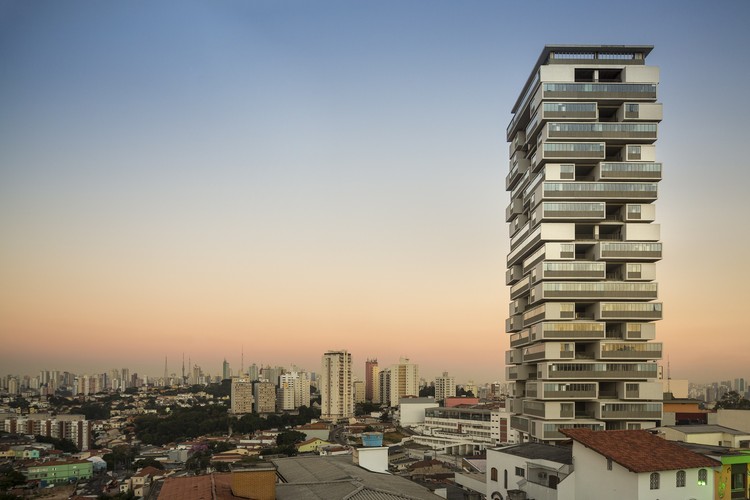 famosos-arquitetos-brasileiros-Isay-Weinfeld-edificio-360