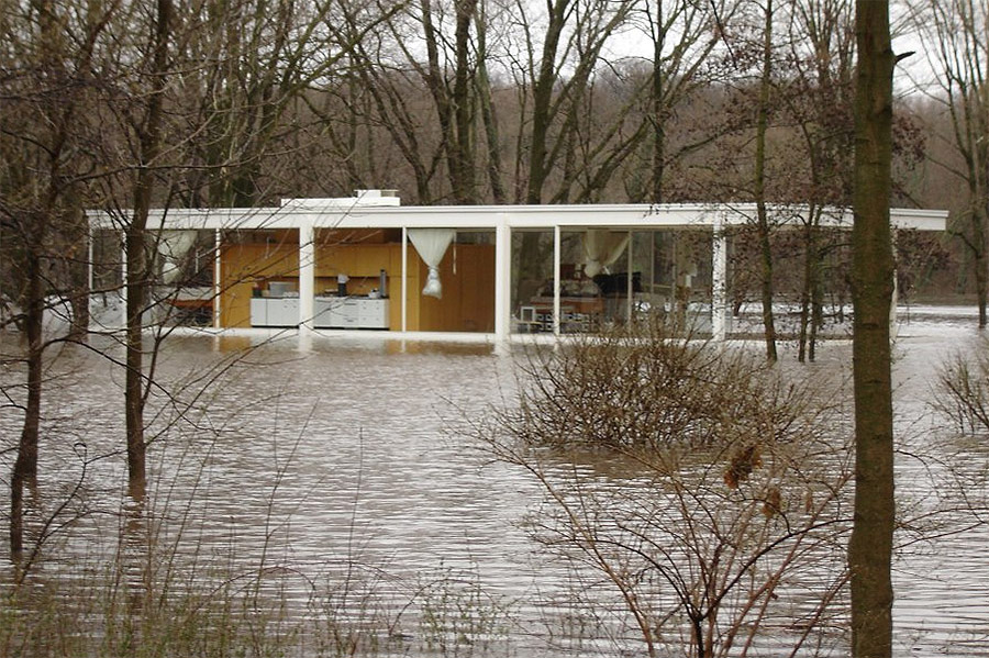 mies-van-der-rohe-casa-farnsworth-inundada