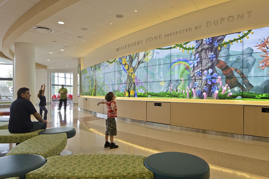 Arquitetura Hospitalar: Painel decorado no Hospital Infantil Nemours, Orlando