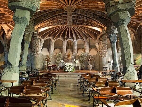 Antoni Gaudí: Cripta da colonia Guell (interior)