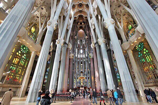 Antoni Gaudí: Sagrada Família - (vista de dentro)