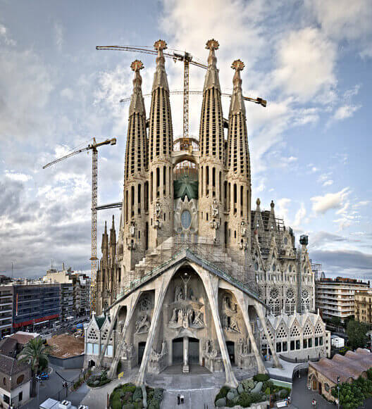 Antoni Gaudí: Sagrada Família (vista frontal)