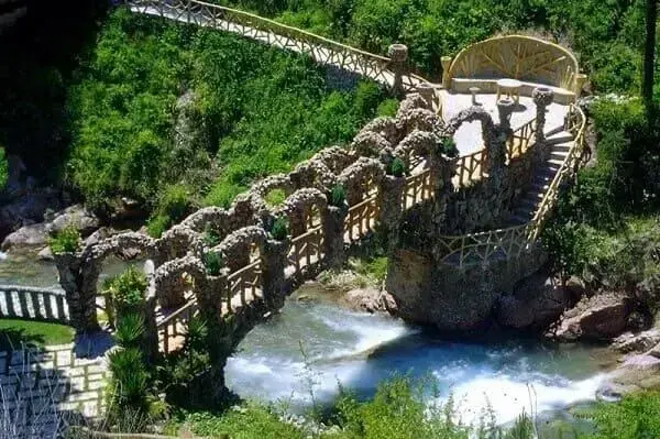 Antoni Gaudí: Jardim Artigas - ponte