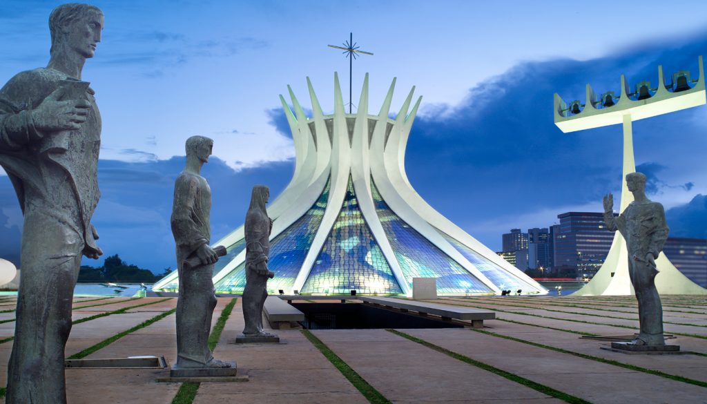 arquitetura-moderna-brasileira-oscar-niemeyer-catedral-de-brasilia