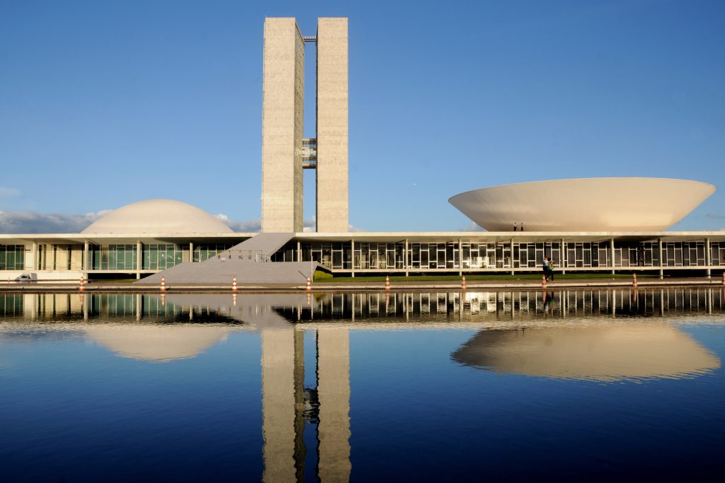 cinco-pontos-da-arquitetura-moderna-congresso-nacional-janela-em-fita