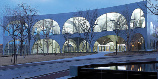 toyo-ito-biblioteca-tama-art