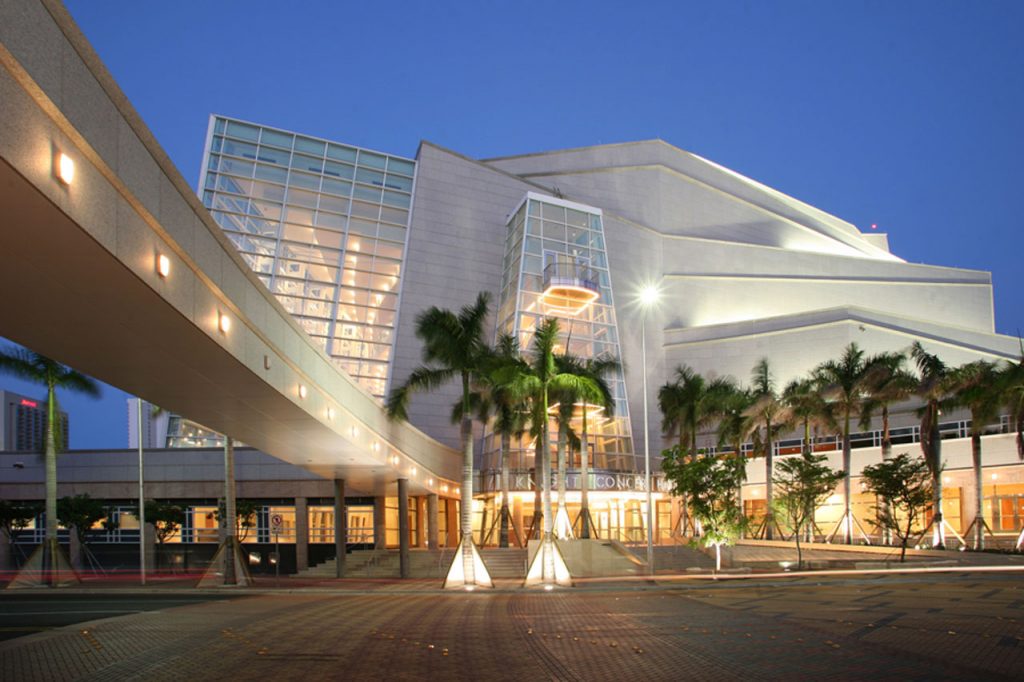 cesar-pelli-centro-adrienne-arsht