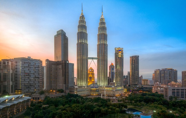 cesar-pelli-petronas-towers-luzes