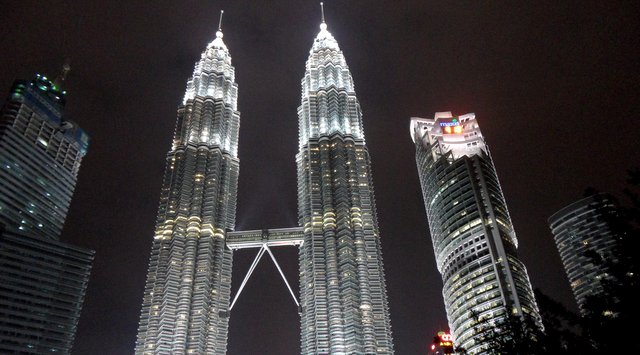 cesar-pelli-petronas-towers-noite