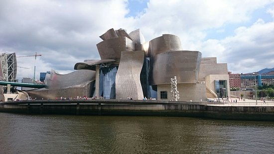 Desconstrutivismo na arquitetura: Museu Guggenheim Bilbao - Frank Gehry