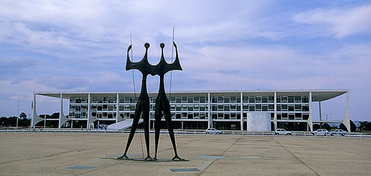 obras-de-arquitetura-famosas-praca-dos-tres-poderes-estatuas