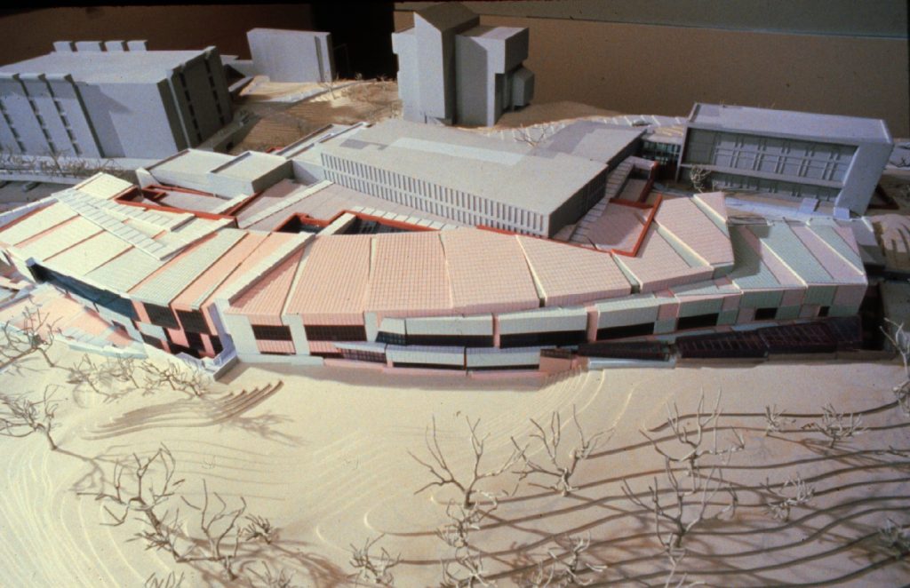 Peter-Eisenman-aronoff-center-of-design-and-art-maquete