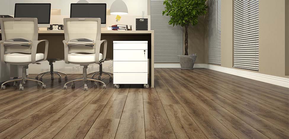 Onde usar piso laminado de madeira: piso laminado de madeira em ambiente corporativo