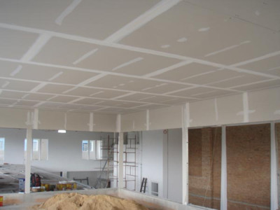 Diferença entre drywall e gesso: forro com placas de gesso acartonado