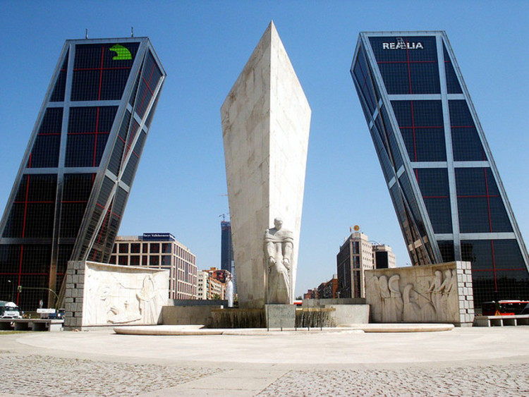 Philip Johnson: Puerta de Europa