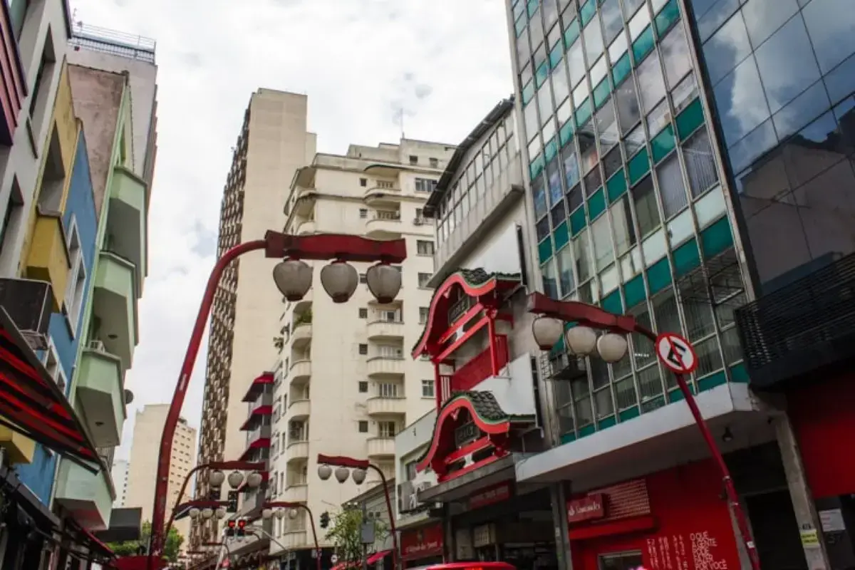 Arquitetura japonesa: prédio com beiral no bairro da Liberdade