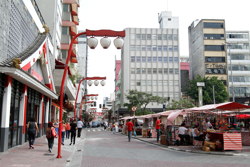 Arquitetura japonesa: ruas no bairro da Liberdade