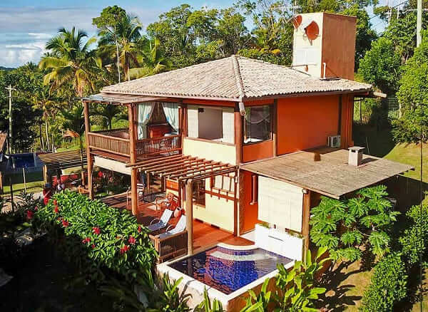 Projeto de Casa de Praia: fachada laranja e bambu