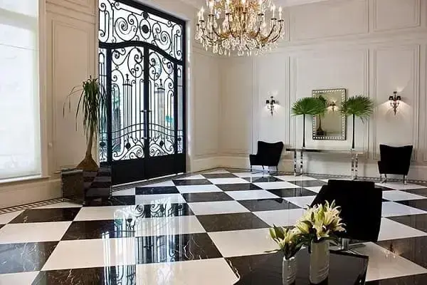 Tipos de portas: porta de vidro com ornamentos é ideal para decoração clássica (projeto: Oscar Mikail)