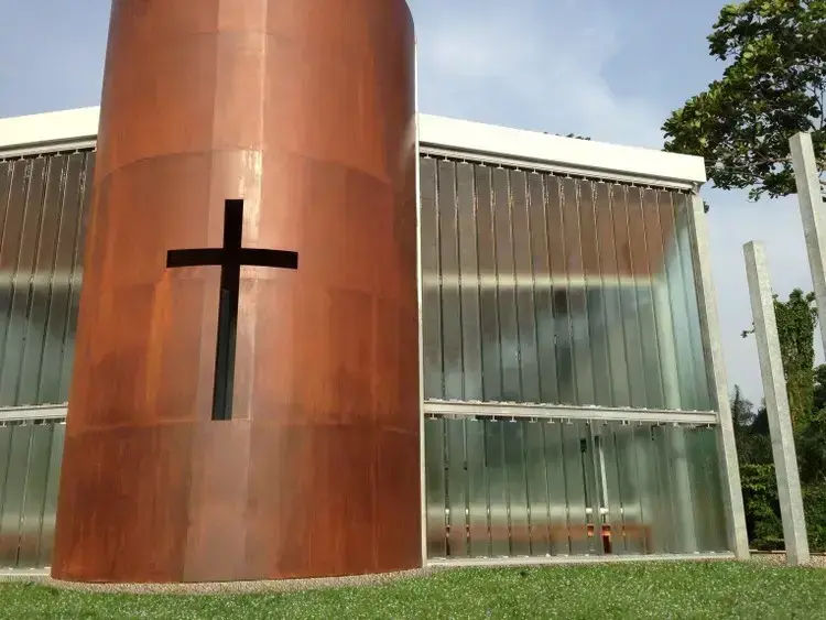 O que é aço corten: fachada com aço corten vazado em forma de cruz