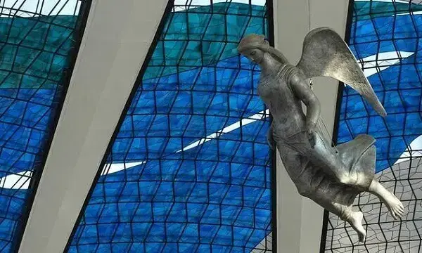 Catedral de Brasília: Escultura de anjo suspensa por cabo de aço (Alfredo Ceschiatti)