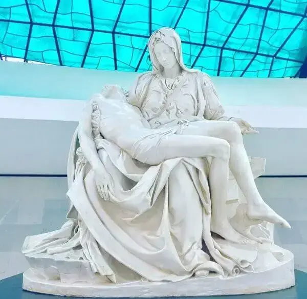 Catedral de Brasília: Réplica de Pietà (obra original de Michelangelo)