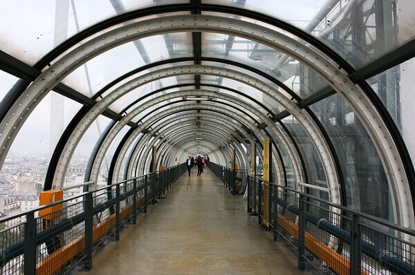 Centro Georges Pompidou: passagem coberta com tubo transparente