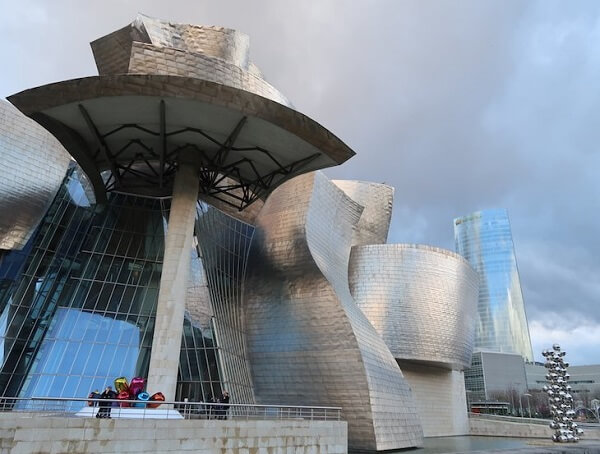 Museu Guggenheim de Bilbao: detalhes da fachada