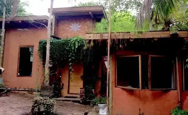 Bioconstrução: casa de adobe e telhado verde