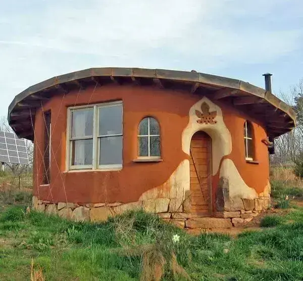 Bioconstrução: casa de cob com janelas de vidro