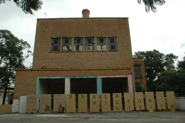 Praça Victor Civita: Edifício antes da revitalização