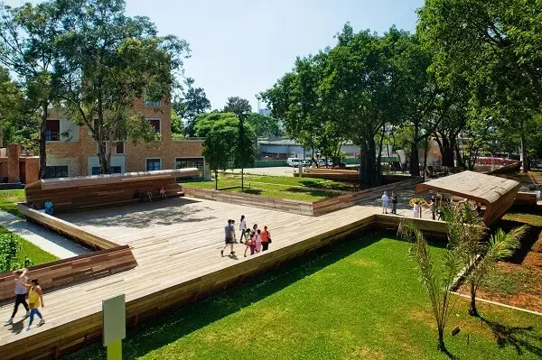 Praça Victor Civita: vista aérea do deck de madeira