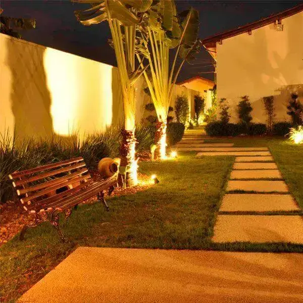 Como fazer Iluminação de jardim: Luz amarela ajuda a realçar as plantas