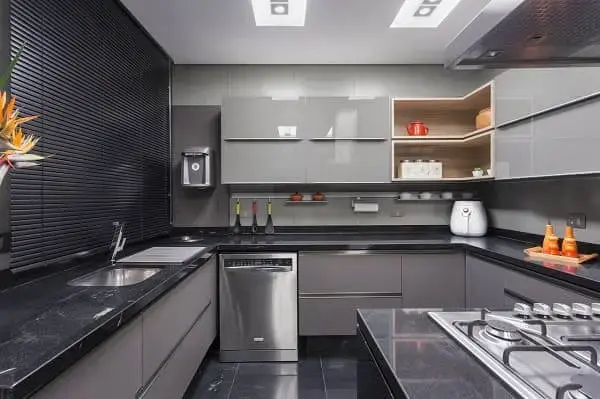 Porcelanato para cozinha: ambiente preto traz elegância (projeto: Maria Luisa Mendes)