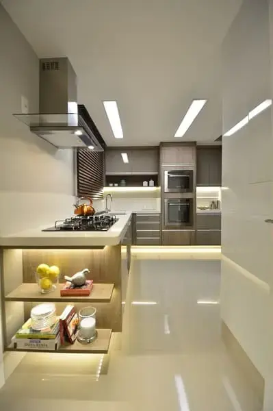 Porcelanato para cozinha: iluminação valoriza o ambiente (projeto: Maíra Ritter)