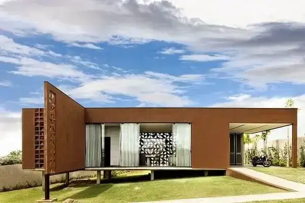 Fachadas de casas térreas com telhado embutido: cobogó ajuda na iluminação natural e ventilação (projeto: 1:1 arquitetura:design)