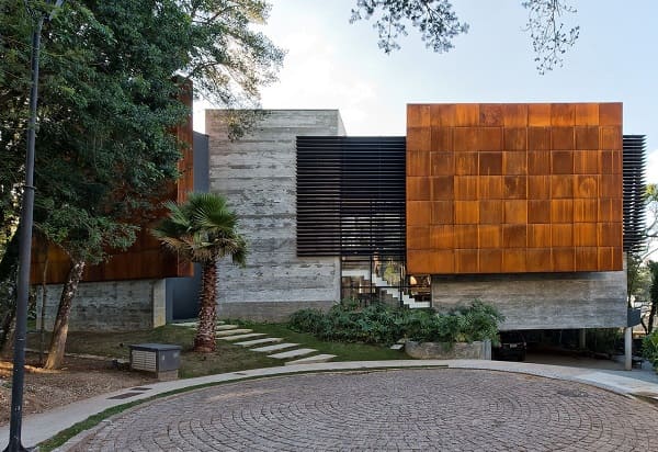 Casa quadrada: fachada de casa moderna com concreto e vidro (projeto: Leonardo Muller)