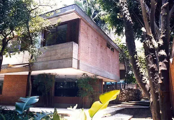 Casa quadrada: ambiente com vegetação e edificação em balanço (projeto: Douglas Piccolo Arquitetura e Planejamento Visual LTDA)