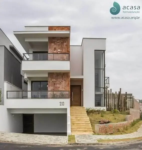 Casas quadradas modernas pequenas: fachada branca com tijolinhos (projeto: ACASA|forma&amp;função)