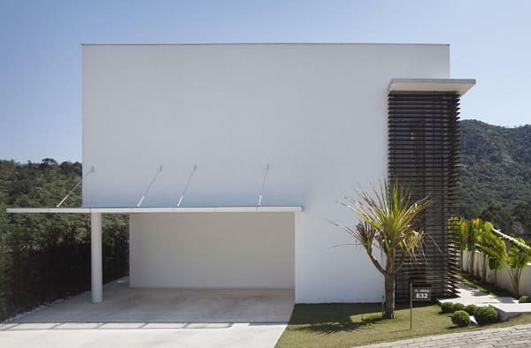 Casa quadrada: fachada branca minimalista (projeto: A1 Arquitetura)