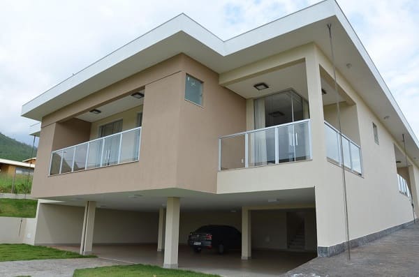 Casa quadrada: fachada com cores neutras e ampla garagem (projeto: Solange Figueiredo)