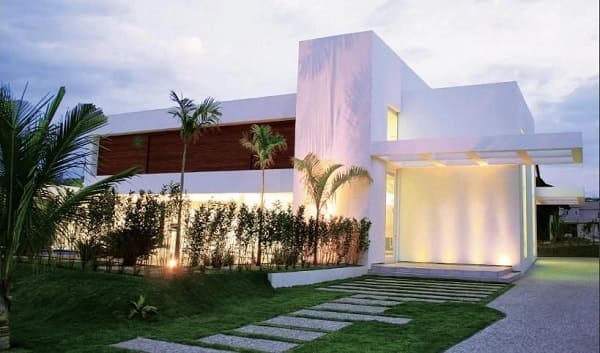 Casa quadrada: fachada com pergolado de concreto e piso com pedra (fonte: Revista Viva Decora)