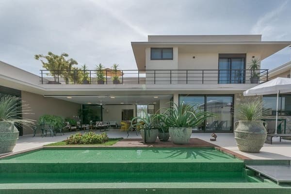 Casa quadrada: fachada com porta de vidro deslizante (projeto: Jannini Sagarra Arquitetura)