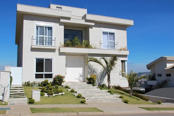 Casa quadrada: fachada com uma parede de vidro para entrada de luz (projeto: Leonice Alves)