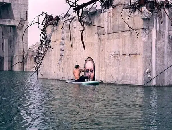 Intervenção Urbana: Sean Yoro pintando o muro sobre a prancha