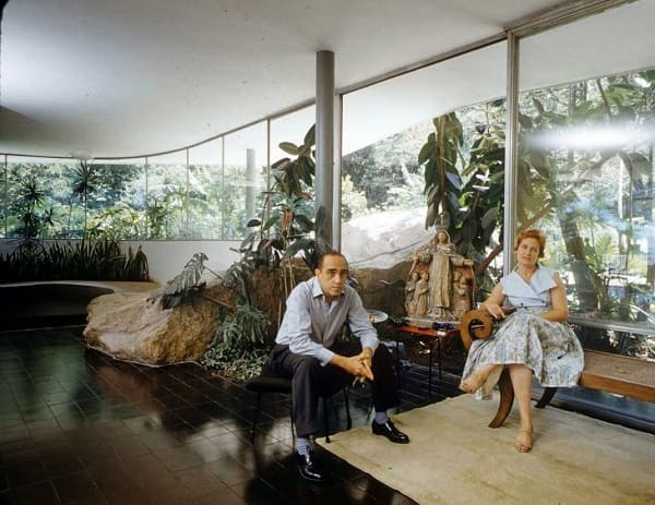 Casa das Canoas: Oscar Niemeyer e esposa 