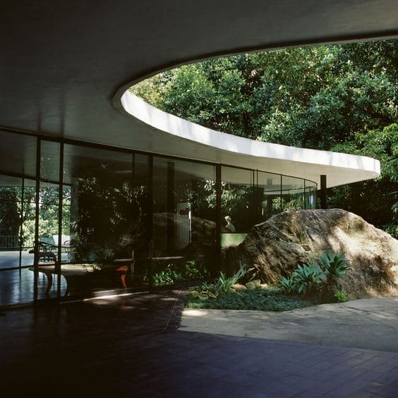 Casa das Canoas: detalhe da rocha