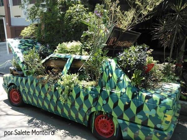 Hortas Urbanas: horta urbana em carro abandonado